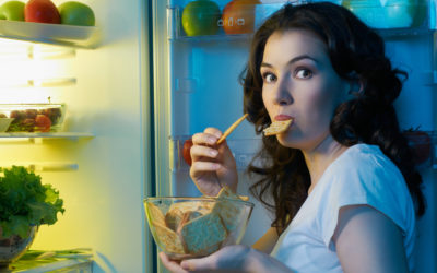 nő, hűtőszekrény, eszik