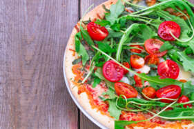 Zöldséges pizza rukkolával