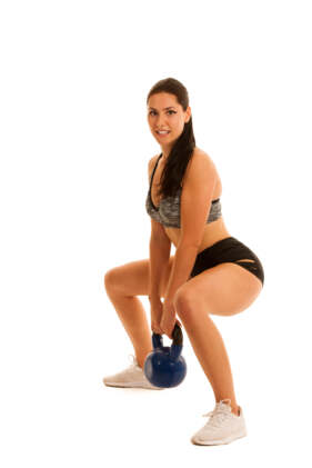 Guggolás és állig húzás kettlebell segítségével