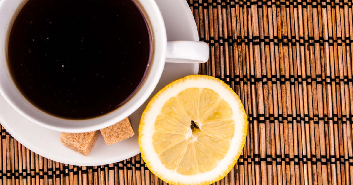 Кофе с лимоном можно похудеть. Кофе с лимоном. Черный кофе с лимоном. Кофе с лимончиком. Кофе с лимоном и медом.