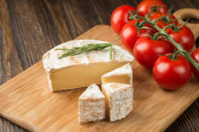 Brie sajt és koktélparadicsom