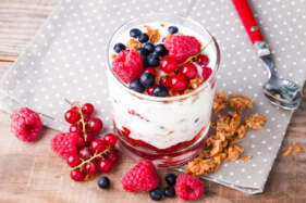 túrós desszert joghurt bogyós gyümölcsök