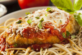 csirkehús, parmezános paradicsomos csirke